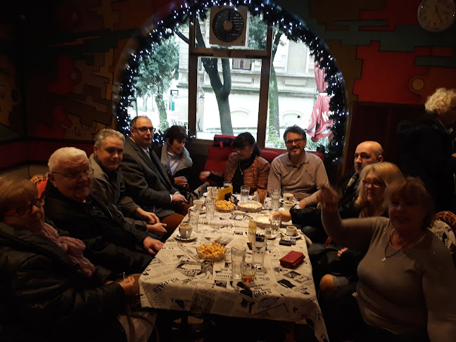 Društvo za stolom u Cafe baru Bura