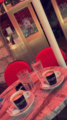 Kava na stolu u Cafe baru Bura